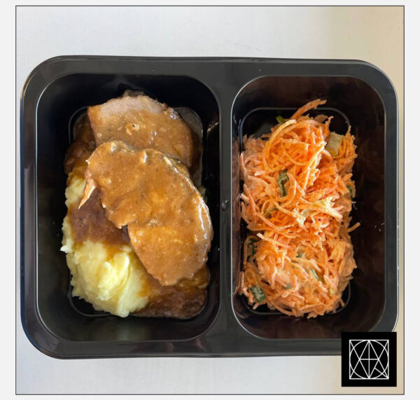 Kiaulienos sprandinė su „Poivrade“ padažu, pateikiama su bulvių koše ir morkų salotomis, gardintomis majonezu