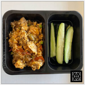 Vištienos plovas „Papa dalai“, pateikiamas su šviežiai raugintais agurkais