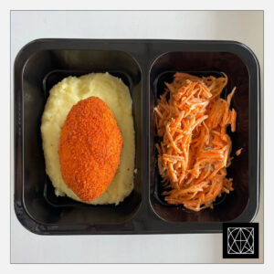 Kijevo kotletas, pateikiamas su bulvių koše ir morkų salotomis, gardintomis majonezu ir kepintomis saulėgrąžomis