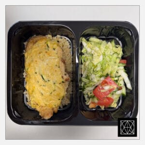 Vištienos filė, užkepta cukinija ir sūriu, pateikiama su bulguru ir šviežiomis salotomis