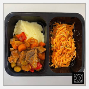 Burgundiškas jautienos troškinys, pateikiamas su bulvių koše ir morkų salotomis, gardintomis majonezu ir saulėgrąžomis