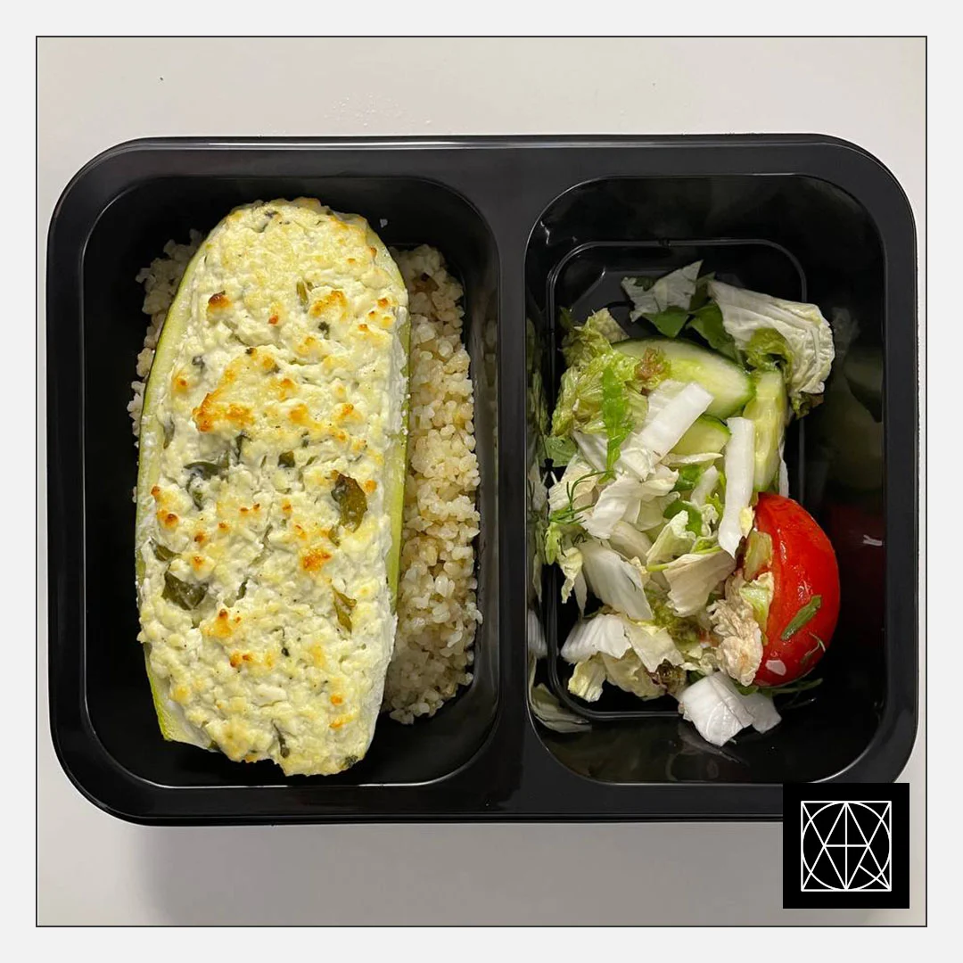 Cukinija, įdaryta varške ir špinatais, pateikiama su bulguru ir šviežiomis salotomis