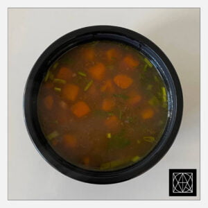 Įvairių pupelių sriuba, paskaninta svieste keptomis morkomis ir žalumynais