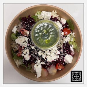 Salotos su karamelizuotais burokėliais, kriaušėmis ir ožkų pieno sūriu, pagardintos žaliuoju padažu