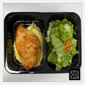 Vištienos kepsnys „Cordon bleu“, įdarytas su kumpiu ir sūriu, pateikiamas su sviestine bulvių koše ir šviežiomis salotomis