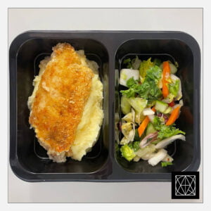 Vištienos kepsnys „Cordon bleu“, pateikiamas su bulvių koše ir šviežiomis salotomis