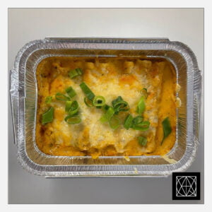 „Cannelloni“ makaronai, įdaryti jautiena, skaninti saldžios grietinėlės padažu ir užkepti kietuoju sūriu „Grana Padana“