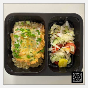 Ledjūrio menkė, gardinta svogūnų laiškais, pateikiama su bulguru ir šviežiomis salotomis