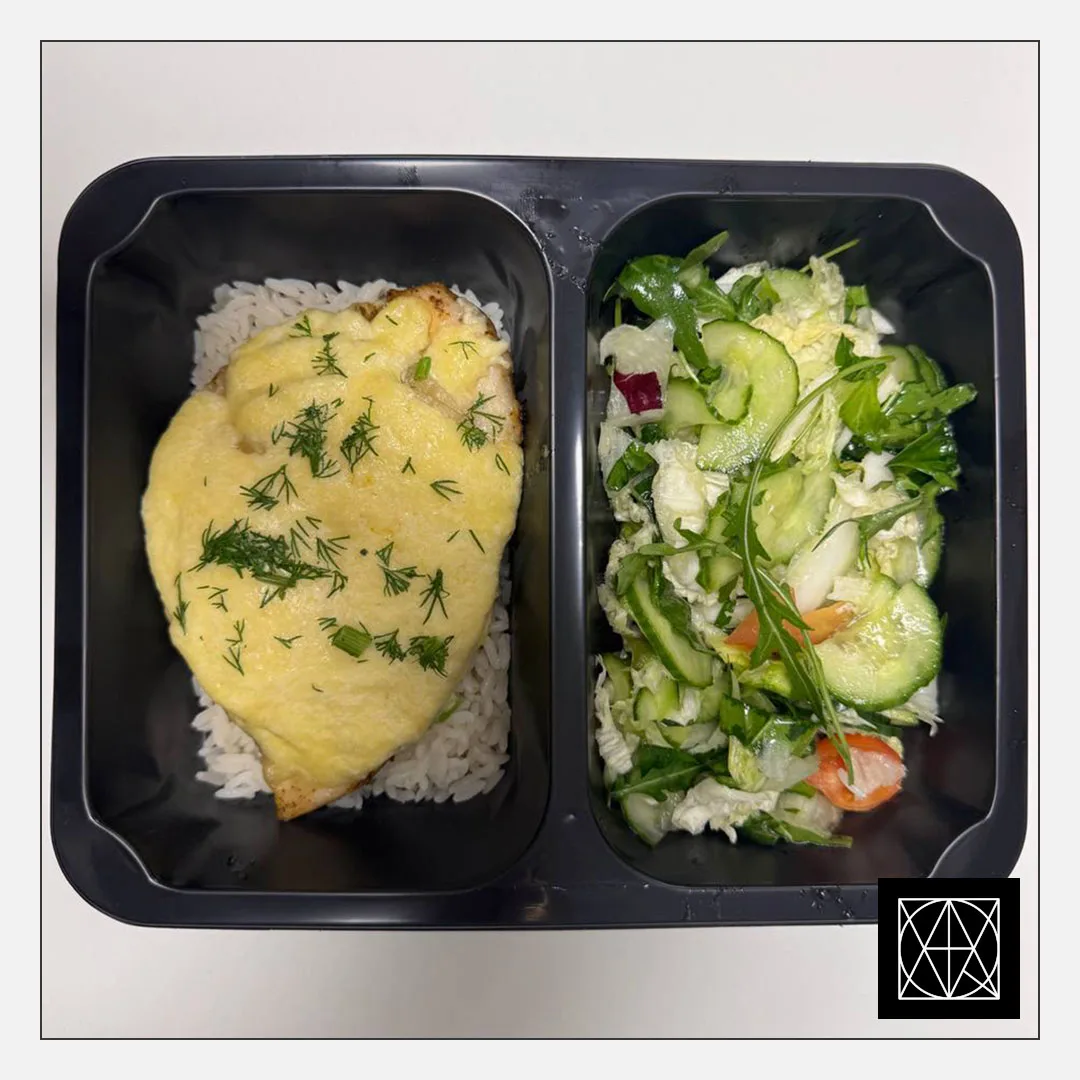 Vištienos kepsnys, užkeptas ananasais ir sūriu, pateikiamas su ryžiais ir šviežiomis salotomis