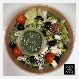 Graikiškos halloumi sūrio salotos su avokadu, alyvuogėmis, šalotiniu svogūnu, pomidorais ir šalto spaudimo alyvuogių aliejumi
