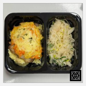 Prancūziškas kiaulienos kepsnys, užkeptas svogūnais, morkomis ir sūriu, pateikiamas su bulvių koše ir mūsų raugintais kopūstais, gardintais aliejumi ir svogūnėliais