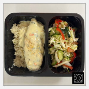 Vištienos kepsnys su sezamais ir mangų padažu, pateikiamas su kuskusu ir šviežiomis salotomis