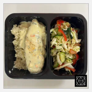 Vištienos kepsnys su sezamais ir mangų padažu, pateikiamas su kuskusu ir šviežiomis salotomis