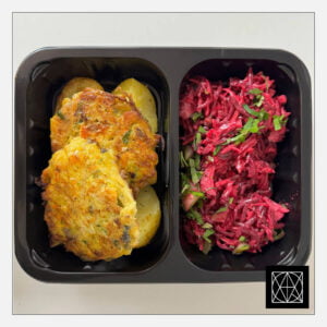 Žuvies kapotukai, pateikiami su keptomis bulvėmis ir „Coleslaw“ salotomis