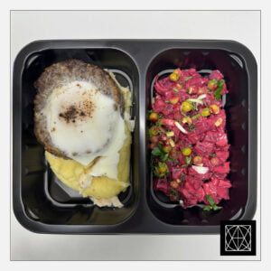 Jautienos bifšteksas su keptu kiaušiniu, pateikiamas su bulvių koše ir burokėlių salotomis, gardintomis naminiu majonezu