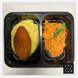 Kijevo kotletas, pateikiamas su bulvių koše ir morkų salotomis, gardintomis naminiu majonezu