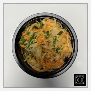 Šviežių kopūstų salotos, gardintos naminiu majonezu