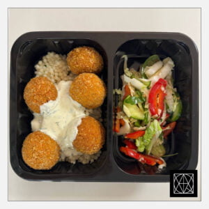 Vegetariški daržovių falafeliai su graikiško jogurto padažu, pateikiami su kuskusu ir šviežiomis salotomis