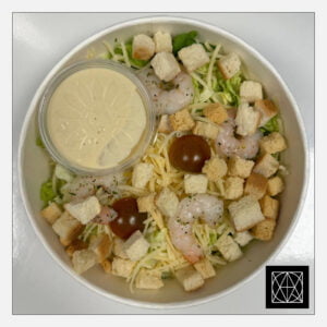 „Cezario“ salotos su krevetėmis, ančiuvių padažu, duonos skrebučiais ir parmezano sūriu