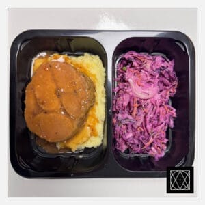 Kiaulienos sprandinė su pipiriniu padažu, pateikiama su sviestine bulvių koše ir „Coleslaw“ salotomis