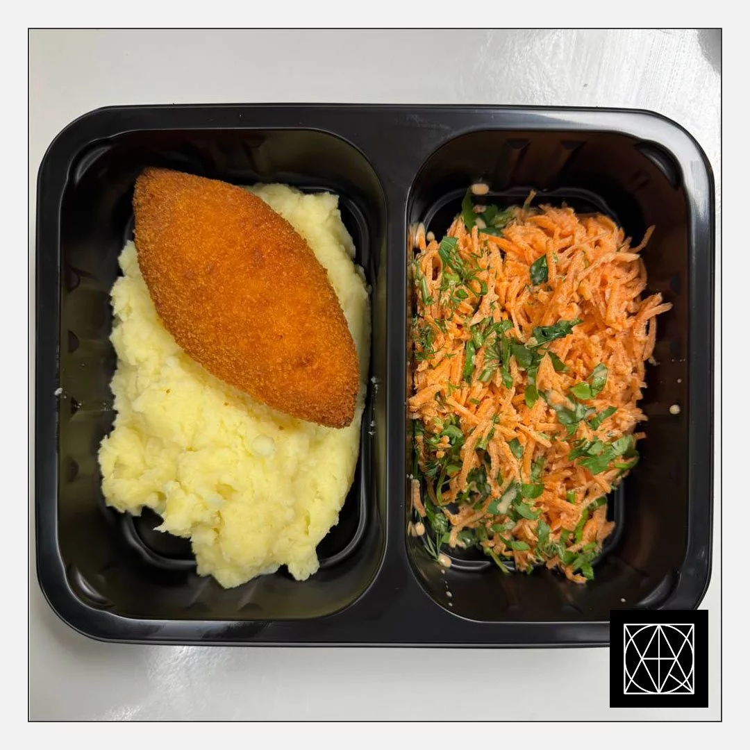 Kijevo kotletas, pateikiamas su bulvių koše ir morkų salotomis, gardintomis česnaku ir naminiu majonezu