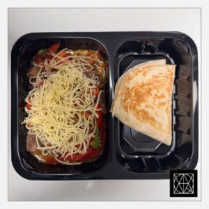 Meksikietiška jautienos fachita su keptais pomidorais, raudonosiomis pupelėmis, paprikomis, aitriaisiais pipirais, kalendromis, pateikiama su kepta tortilija