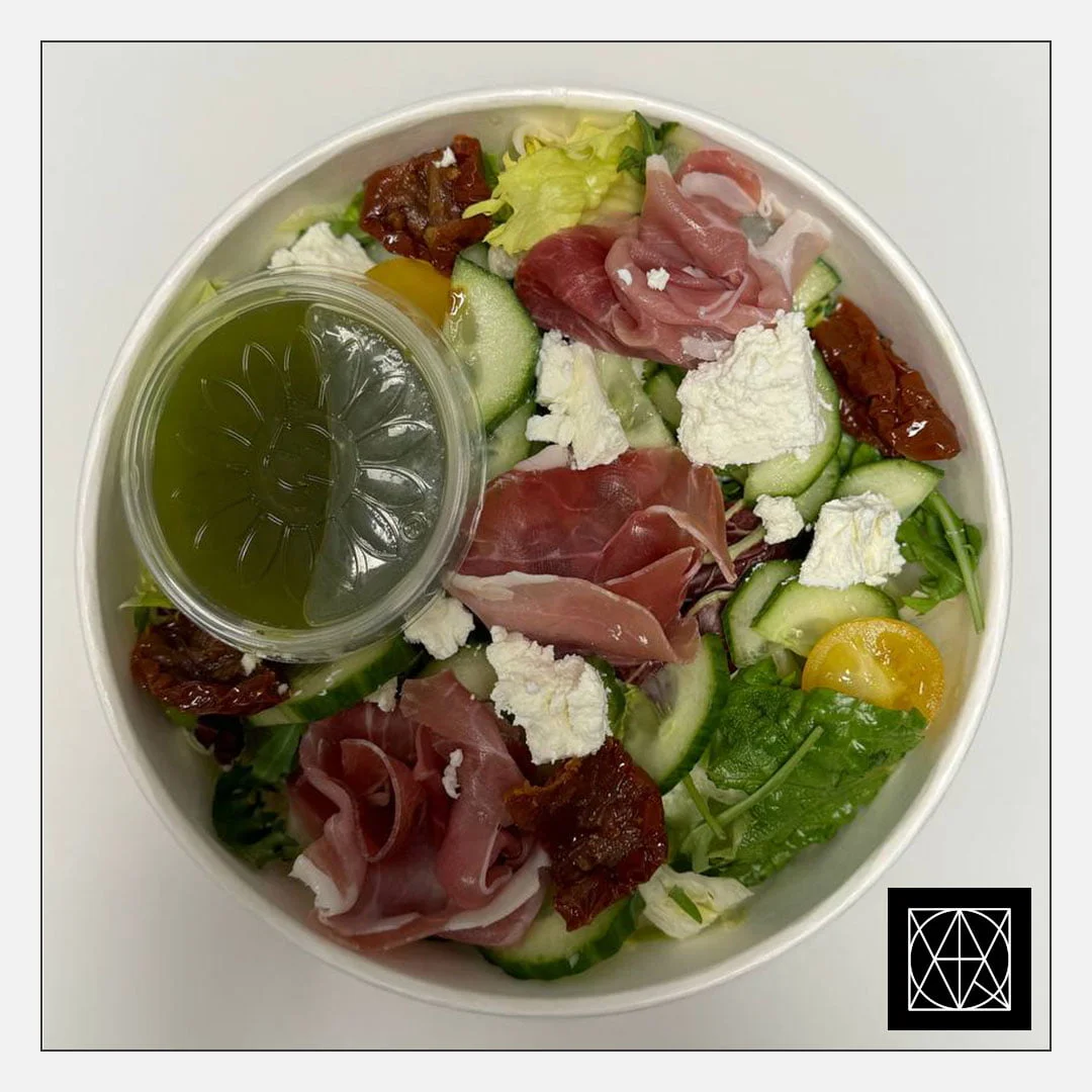 Salotos su vytintu kumpiu, feta, džiovintais pomidorais ir agurkais, pagardintos žaliuoju pesto padažu