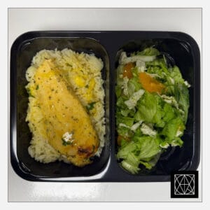 Vištienos filė su mangų padažu, pateikiama su ryžiais ir šviežiomis salotomis