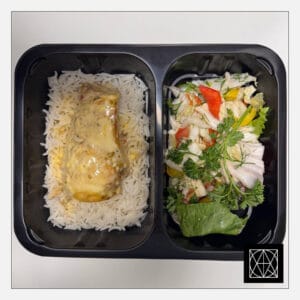 Vištienos krūtinėlė su mangų padažu, pateikiama su basmati ryžiais ir šviežiomis salotomis