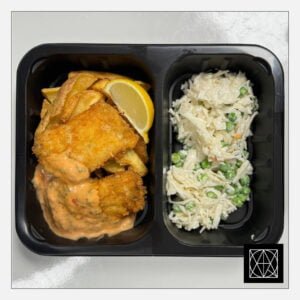 „Fish and chips“ – žuvis tešloje, pateikiama su citrinos skiltele, bulvių laiveliais, žuvies padažu ir kopūstų-žirnelių salotomis, gardintomis naminiu majonezu