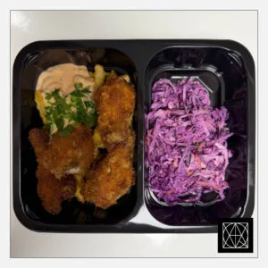 Aštrūs vištienos „Buffalo“ petukai su saldžiai aštriu padažu, pateikiami su gruzdintomis bulvytėmis ir „Coleslaw“ salotomis