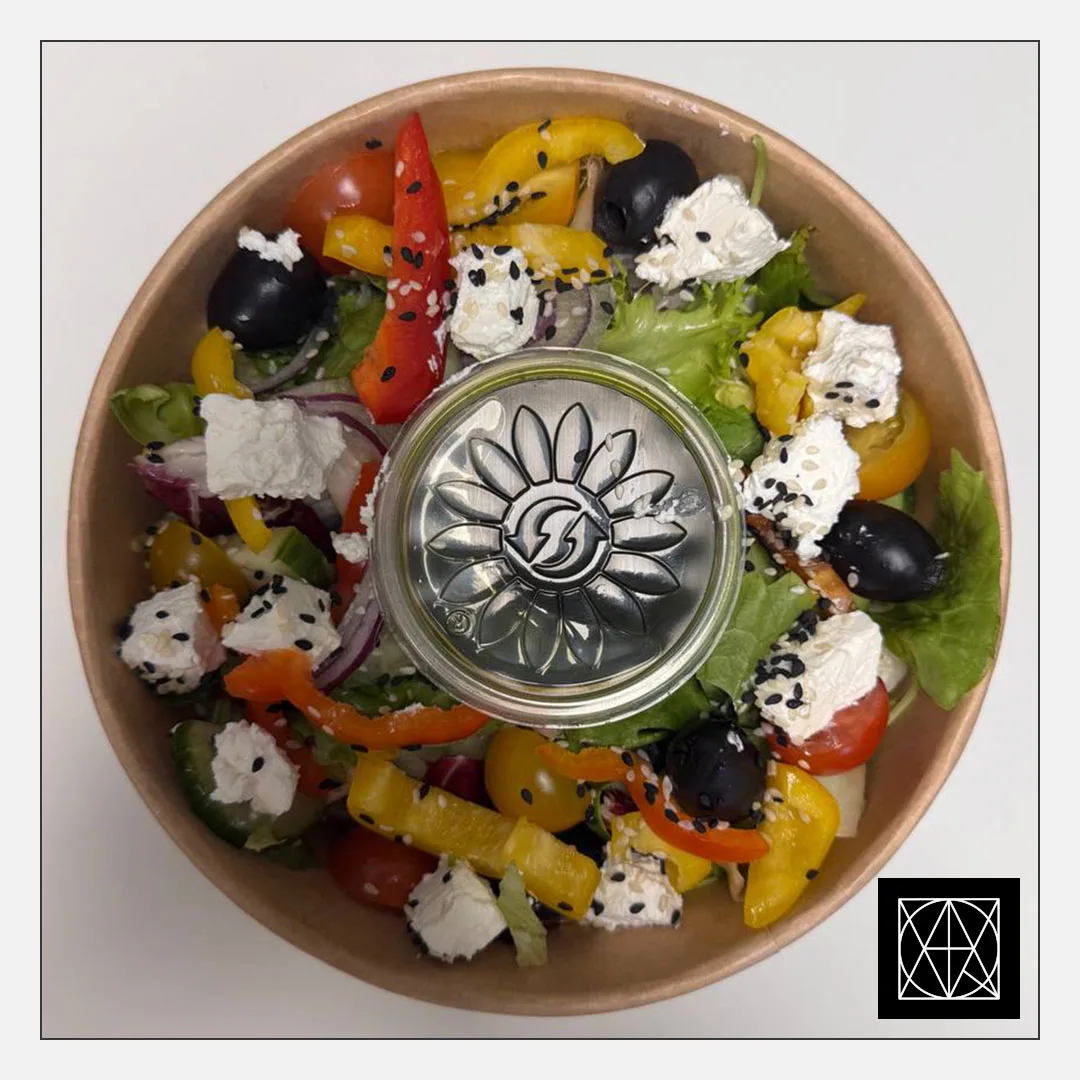 Graikiškos salotos su feta, alyvuogėmis, pomidorais, rausvaisiais svogūnais ir žaliuoju padažu