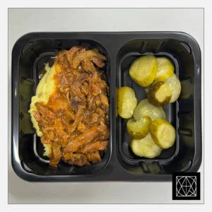 Jautienos befstrogenas, pateikiamas su bulvių koše ir marinuotais agurkėliais