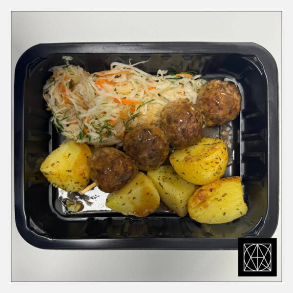 Jautienos kukuliai ant iešmelio su „Poivrade“ padažu, pateikiami su keptomis česnakinėmis bulvėmis ir šviežių kopūstų salotomis, gardintomis krapais