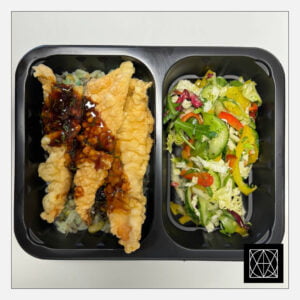 Lašiša tempura tešloje su Chalapos paprikų-česnakų padažu, ryžiais ir šviežiomis salotomis