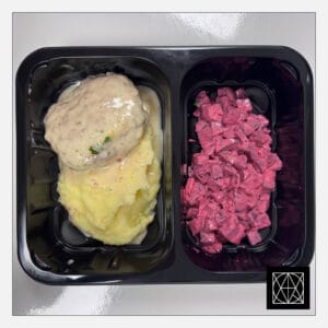 Naminis kiaulienos kotletas, pateikiamas su sviestine bulvių koše ir burokėlių salotomis, gardintomis majonezu