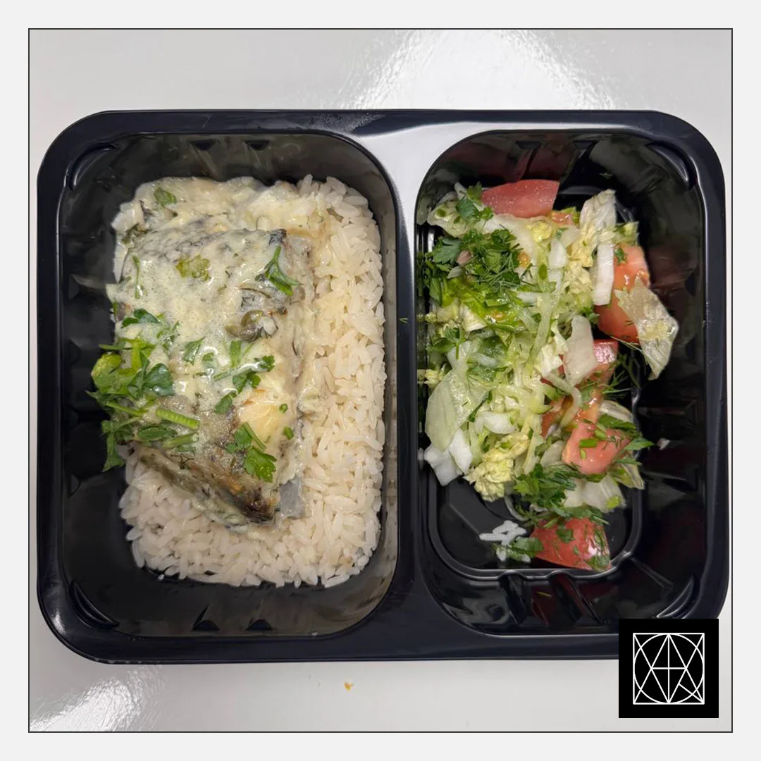 Oto didkepsnis su kaulu, pateikiamas su ryžiais ir šviežiomis salotomis