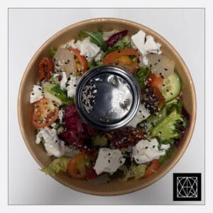 Salotos su ožkos sūriu, karamelizuotomis kriaušėmis, džiovintais pomidorais ir naminiu pesto padažu