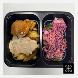 „Fish and chips“ – žuvis tešloje su gruzdintomis bulvytėmis, itališku žuvies padažu ir „Coleslaw“ salotomis