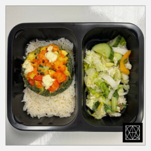 Brokolių paplotėlis su daržovėmis, gardintas feta, pateikiamas su ryžiais ir šviežiomis salotomis