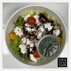 Burokėlių karpačio su ožkos sūriu ir žaliuoju pesto padažu