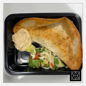 Enčilada su vištiena, daržovėmis ir čederio sūriu, pagardinta saldžiai aštriu padažu, pateikiama su šviežiomis salotomis