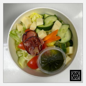 Gaivios salotos su Parmos kumpiu, mocarela, pomidorais ir žaliuoju naminiu pesto padažu