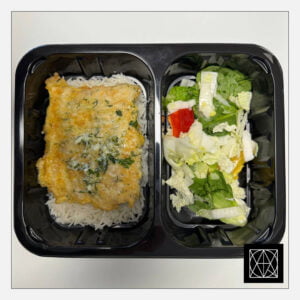 Jūros lydekos kepsnys su česnakiniu sviestu, pateikiamas su basmati ryžiais ir šviežiomis salotomis