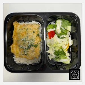 Jūros lydekos kepsnys su česnakiniu sviestu, pateikiamas su basmati ryžiais ir šviežiomis salotomis