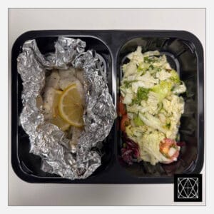 Menkė kepta folijoje, gardinta česnakiniu sviestu ir citrinos skiltele, pateikiama su basmati ryžiais ir šviežiomis salotomis