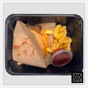 Mėsainis su plėšyta kiauliena, marinuotais agurkais, pomidorais, salotų lapais, svogūnais, čederio sūriu, česnakiniu majonezo padažu ir gruzdintomis bulvytėmis