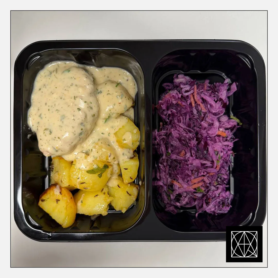 Naminis kiaulienos kotletas, pateikiamas su keptomis bulvėmis, gardintomis kmynais ir „Coleslaw“ salotomis