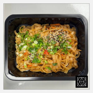 Naminių makaronų WOK su mini krevetėmis, shiitake grybais, paprikomis, kininiu kopūstu, wok daržovėmis, sezamais, svogūnų laiškais ir saldžiarūgščiu padažu