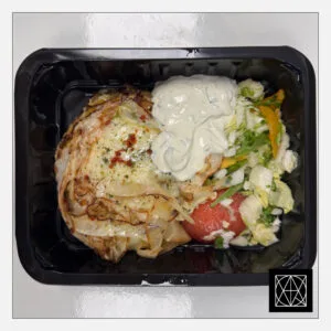 Šių metų šviežio kopūsto steikas su jogurtiniu padažu, pateikiamas su bulvių koše ir šviežiomis salotomis